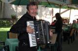IMG_0000: Josef Matura svou hudbou oživil zahradu restaurace U žlutého kola