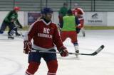 IMG_3431: Hráči čáslavského béčka vyzvali trenéry FC Zenit k hokejovému zápasu