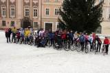 IMG_4541: Bikeři v Kutné Hoře si na Nový rok připili tradičně pod vánočním stromem na náměstí