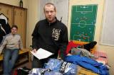 IMG_5901: Před prvním tréninkem kutnohorského áčka se v kabině tísnily téměř dvě desítky fotbalistů