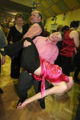 5G6H0969: Paběnický sportovní ples rozproudily svým předtančením chotusické ženy