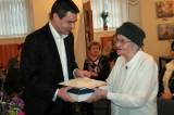 img_6238: Sedmadevadesátiletou Marii Felixovou ocenili za celoživotní věrnost knihovně v Čáslavi