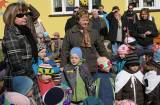 IMG_8993: Děti v zahradě kutnohorské mateřské školy Pohádka vítaly jaro