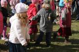 IMG_9032: Děti v zahradě kutnohorské mateřské školy Pohádka vítaly jaro