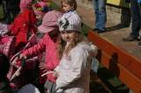 IMG_9033: Děti v zahradě kutnohorské mateřské školy Pohádka vítaly jaro