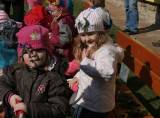 IMG_9034: Děti v zahradě kutnohorské mateřské školy Pohádka vítaly jaro