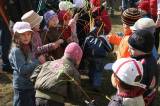 IMG_9037: Děti v zahradě kutnohorské mateřské školy Pohádka vítaly jaro