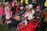 IMG_9038: Děti v zahradě kutnohorské mateřské školy Pohádka vítaly jaro