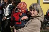 IMG_9047: Děti v zahradě kutnohorské mateřské školy Pohádka vítaly jaro