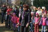 IMG_9052: Děti v zahradě kutnohorské mateřské školy Pohádka vítaly jaro