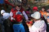 IMG_9073: Děti v zahradě kutnohorské mateřské školy Pohádka vítaly jaro