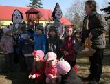 IMG_9099: Děti v zahradě kutnohorské mateřské školy Pohádka vítaly jaro