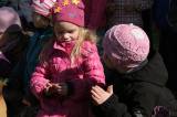 IMG_9102: Děti v zahradě kutnohorské mateřské školy Pohádka vítaly jaro