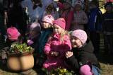 IMG_9104: Děti v zahradě kutnohorské mateřské školy Pohádka vítaly jaro