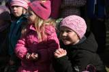 IMG_9105: Děti v zahradě kutnohorské mateřské školy Pohádka vítaly jaro