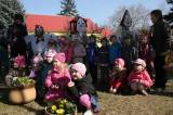 img_9106: Děti v zahradě kutnohorské mateřské školy Pohádka vítaly jaro