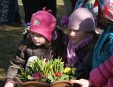 IMG_9108: Děti v zahradě kutnohorské mateřské školy Pohádka vítaly jaro