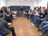 1: Studenti kutnohorského Církevního gymnázia pozorně naslouchali policistům