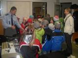 2: Děti navštívily policejní oddělení v Uhlířských Janovicích, nahlédly i do služebního auta