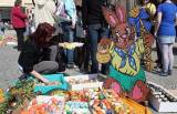 IMG_0911: O velikonoční výrobky žáků ze Základní školy Kremnická byl na náměstí veliký zájem