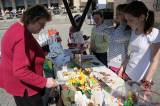 img_0915: O velikonoční výrobky žáků ze Základní školy Kremnická byl na náměstí veliký zájem