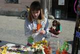 IMG_0923: O velikonoční výrobky žáků ze Základní školy Kremnická byl na náměstí veliký zájem
