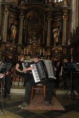 IMG_6035: Kostelem sv. Jakuba ve čtvrtek zazněly akordeony, koncert přispěl na opravu střechy