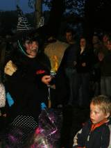 P1140735: Chotusické ženy si sobotní pálení čarodějnic náležitě užily 