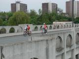 DSC00103: Desítky příznivců cyklistiky závodily ve sprintu přes Masarykův most v Kolíně
