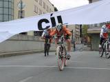 DSC00105: Desítky příznivců cyklistiky závodily ve sprintu přes Masarykův most v Kolíně