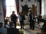 DSCN0065: Na zahájení zámecké sezóny v Habrech účinkovali studenti z Čáslavi  