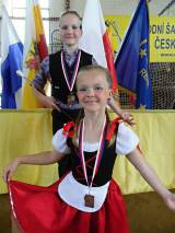 foto1001: Jana Pertlová( dole) ,Jana Petrowská ( nahoře) -Kovářky - Twirlingový tým Avanti ZUŠ Čáslav získal titul Mistr České republiky