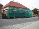 1312280102: Budovu „Staré pošty“ v Nových Dvorech obklopilo lešení, rekonstrukce spolkne 2 miliony