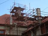 1312280778: Budovu „Staré pošty“ v Nových Dvorech obklopilo lešení, rekonstrukce spolkne 2 miliony