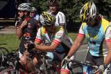 IMG_9794: Dvojnásobný mistr světa Miloš Fišera odstartoval ve Vrdech cyklistické závody 