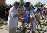 IMG_9795: Dvojnásobný mistr světa Miloš Fišera odstartoval ve Vrdech cyklistické závody 