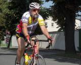 IMG_9818: Dvojnásobný mistr světa Miloš Fišera odstartoval ve Vrdech cyklistické závody 