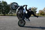 5G6H0279: Jejich cílem je pomalou akrobatickou jízdou na motorce diváky především pobavit