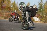 5G6H0490: Jejich cílem je pomalou akrobatickou jízdou na motorce diváky především pobavit