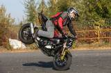 5G6H0579: Jejich cílem je pomalou akrobatickou jízdou na motorce diváky především pobavit