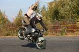 5G6H0623: Jejich cílem je pomalou akrobatickou jízdou na motorce diváky především pobavit