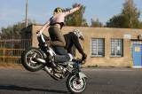 5G6H0630: Jejich cílem je pomalou akrobatickou jízdou na motorce diváky především pobavit