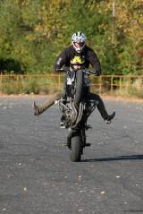 5G6H0662: Jejich cílem je pomalou akrobatickou jízdou na motorce diváky především pobavit