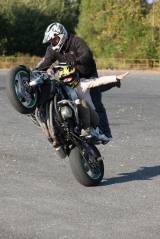 5G6H0689: Jejich cílem je pomalou akrobatickou jízdou na motorce diváky především pobavit