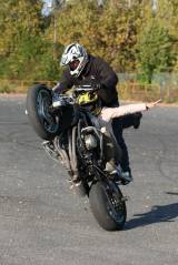 5G6H0695: Jejich cílem je pomalou akrobatickou jízdou na motorce diváky především pobavit