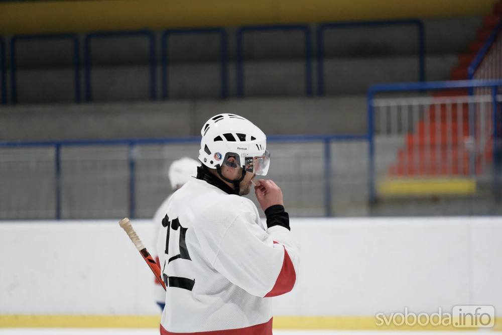 Foto: Ve čtvrtečním zápase AKHL HC Piráti Volárna porazil HC Dělový koule 6:4!