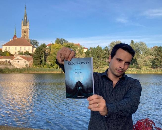 Čáslavský autor Adam Ficenec zve na křest prvního dílu fantasy trilogie Dustworld v Klubu Gumárna