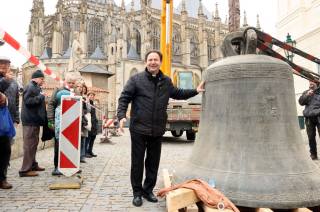 Foto: Největší svatobarborský zvon je po stovkách let opět na zemi!