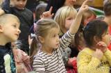 20211203143239_IMG_7446: Foto: Za dětmi v kutnohorských školkách v pátek zavítal Mikuláš s čerty i andělem