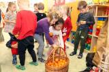 20211203143253_IMG_7483: Foto: Za dětmi v kutnohorských školkách v pátek zavítal Mikuláš s čerty i andělem